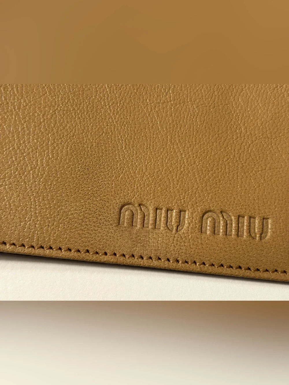 Miu Miu Portafoglio Cammello Pebbled Sheepskin Leather Tan Bifold Wallet 5M0751